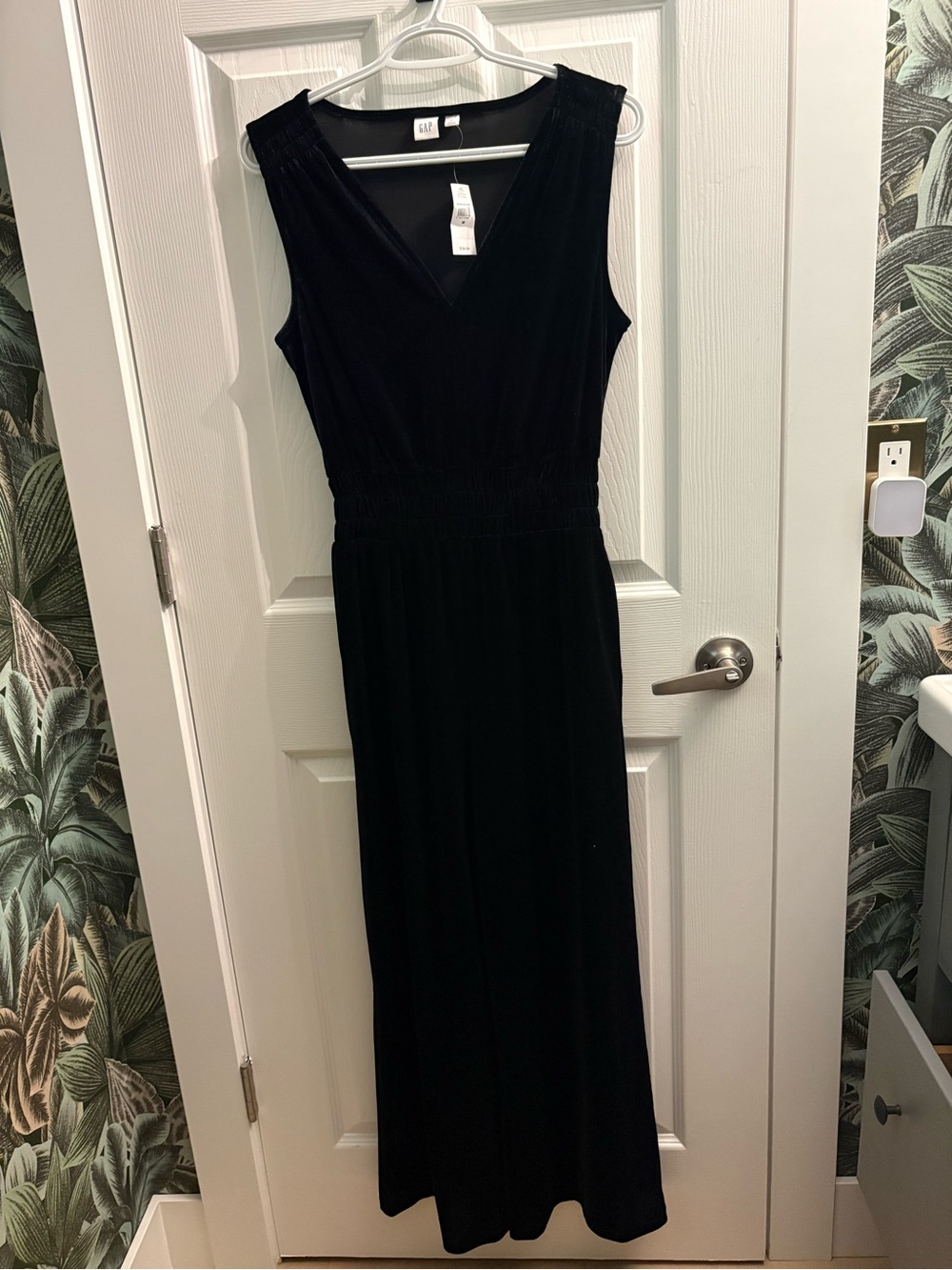 GAP Black V-Neck Sleeveless jumpsuit